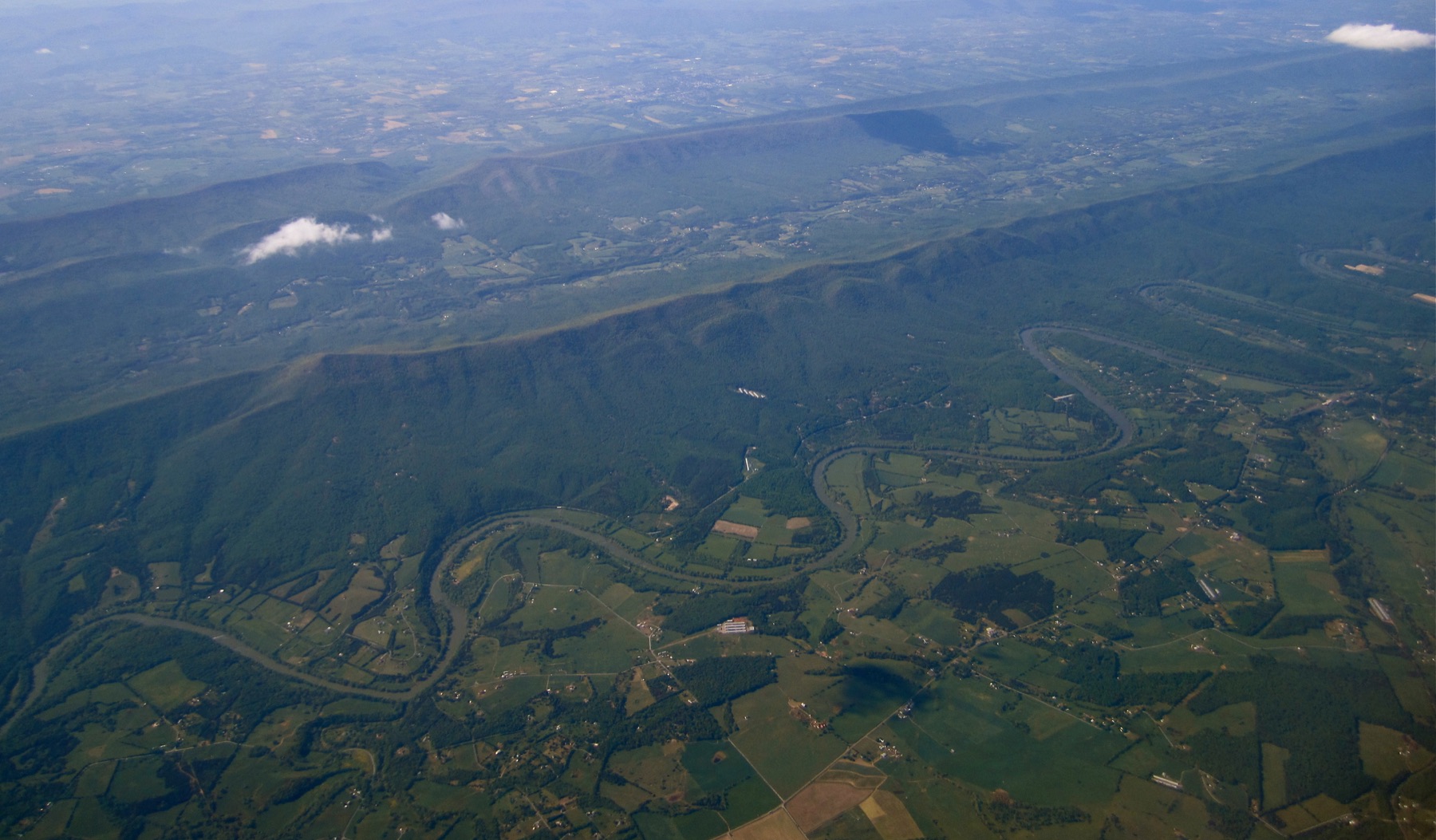 High-oblique river corridor view showing channel bends and floodplain structure.